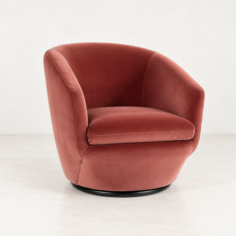 Fauteuil pivotant velours pêche — vue de trois quarts sur fond blanc cassé