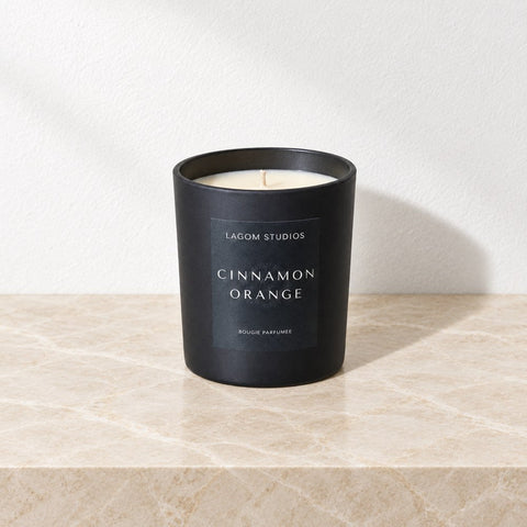 Bougie cannelle orange — marbre beige harmonisé