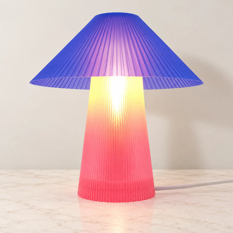 Lampe Shroom rose bleue sur marbre beige