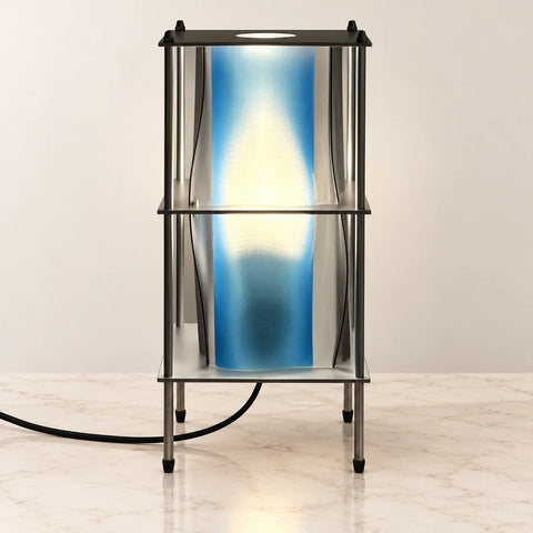 Lampe A-01 aluminium bleu sur marbre beige