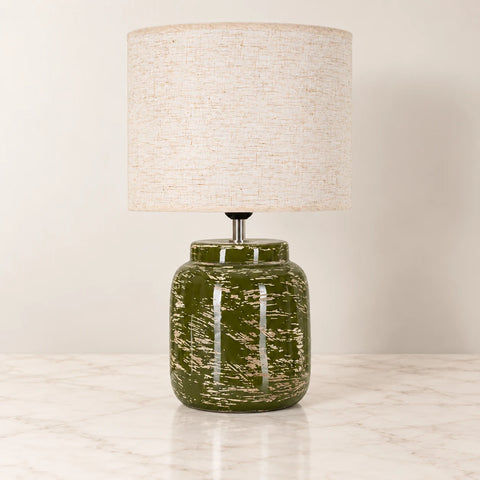 Lampe céramique verte texturée sur marbre beige