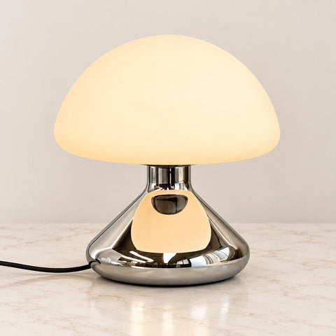 Lampe Trophy chromée sur marbre beige