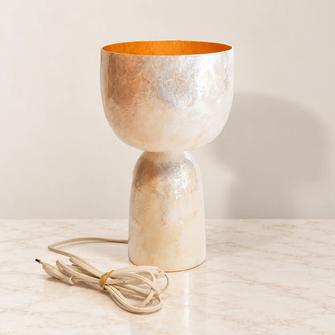 Lampe nacre blanc doré sur marbre beige