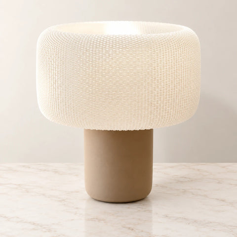 Lampe champignon beige texturé sur marbre beige