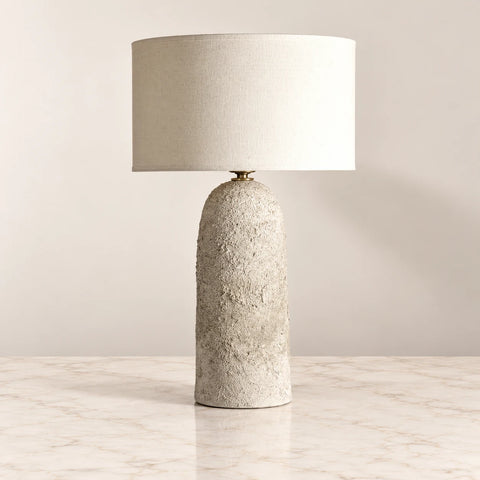 Lampe Armona béton artisanal sur marbre beige