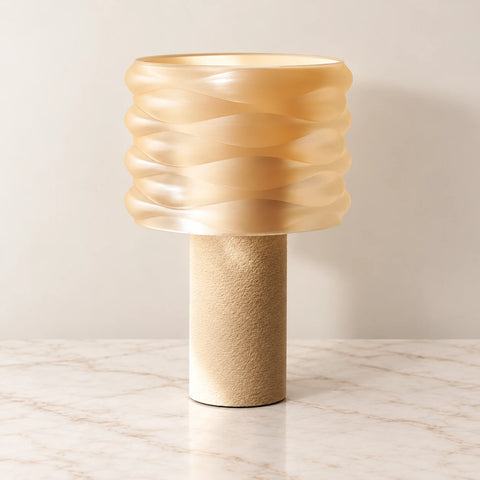 Lampe Jelly crème sur marbre beige