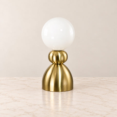 Lampe Grande Dame dorée — fond beige et marbre