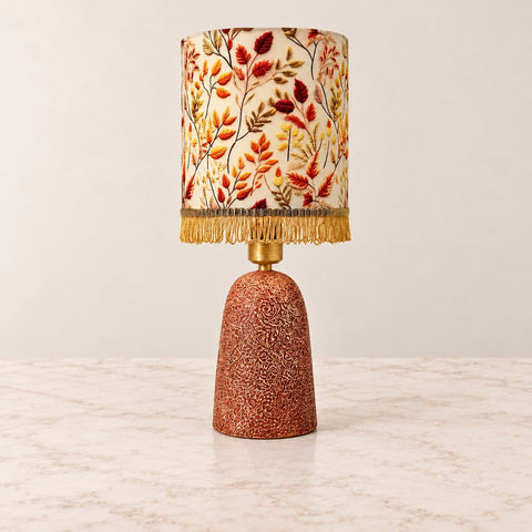 Lampe Feuilles orange — fond beige et marbre