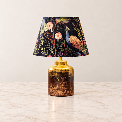 Lampe Paon abat-jour artisanal — fond beige et marbre
