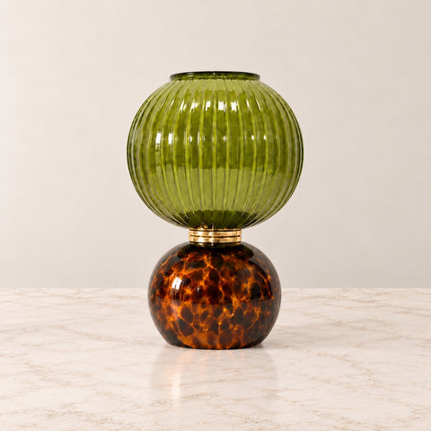 Lampe Adonis léopard kaki — fond beige et marbre