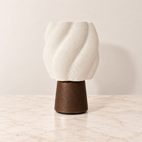 Lampe Bertha bois blanc — fond beige et marbre
