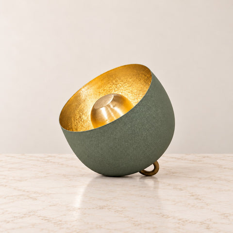 Lampe de sol Verda verte — fond beige et marbre