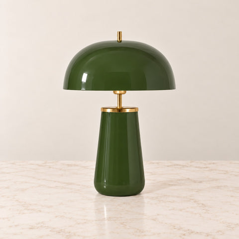 Lampe fer vert brillant — fond beige et marbre