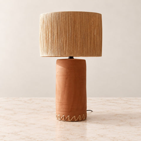 Pied de lampe terracotta — fond beige et marbre