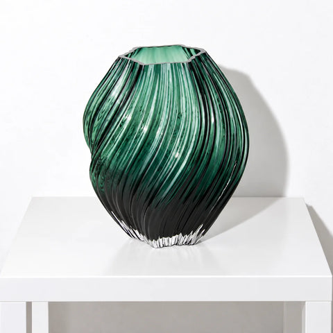 Vase verre soufflé vert — trois quarts