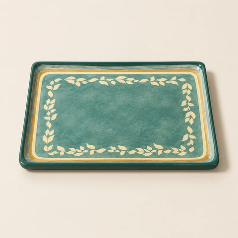Plat Capria faïence verte — vue légèrement inclinée