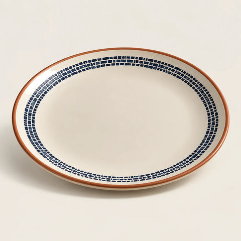 Assiette Amatxi faïence blanche — vue légèrement inclinée