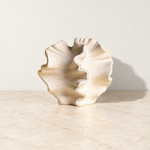 Vase Corail en céramique beige sur un plateau en marbre beige
