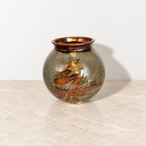 Vase boule en grès émaillé sur un plateau en marbre beige