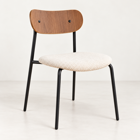 Chaise Gaston — vue de trois quarts sur fond blanc cassé
