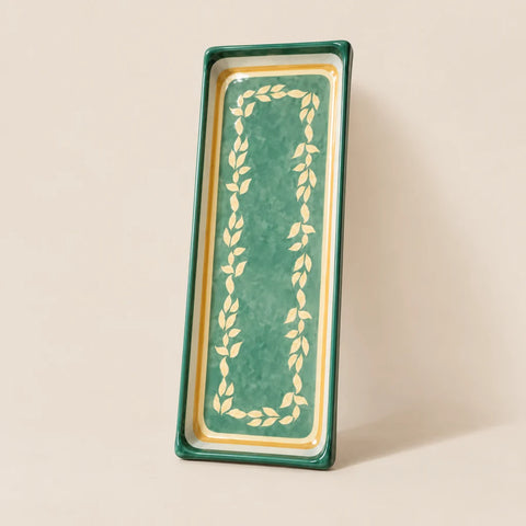 Plat Capria faïence verte — vue légèrement inclinée
