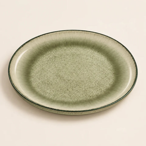 Assiette Oli grès vert — vue légèrement inclinée