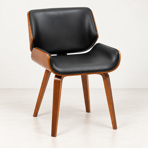 Chaise vintage en similicuir — vue de trois quarts sur fond blanc cassé