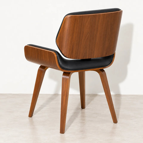 Chaise noire — vue trois quarts arriere