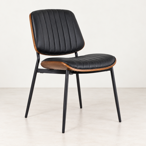 Chaise vintage en bois courbé — vue de trois quarts sur fond blanc cassé