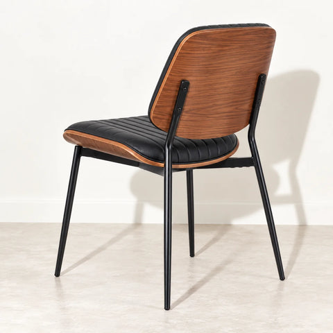 Chaise vintage — vue trois quarts arriere