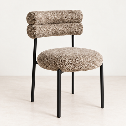 Chaise Gina — vue de trois quarts sur fond blanc cassé