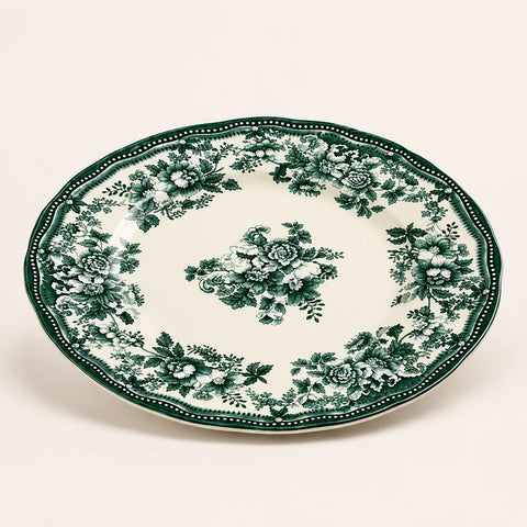 Assiette Faustine grès vert — vue légèrement inclinée