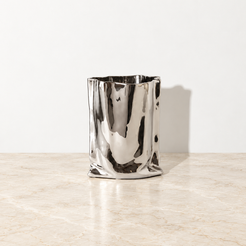 Vase Le Papier en céramique miroir sur un plateau en marbre beige