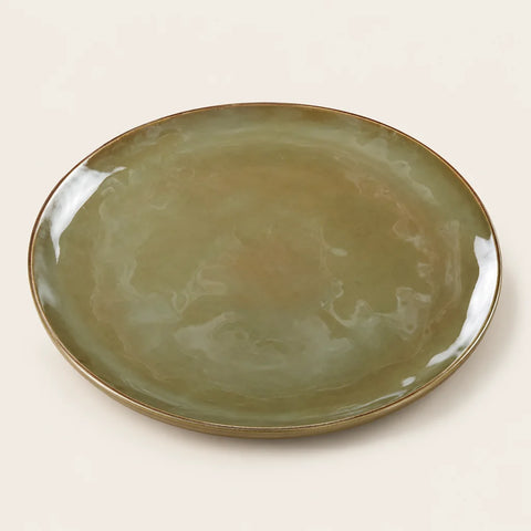 Assiette plate kaki — vue légèrement inclinée