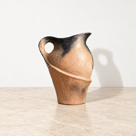 Vase Celia en terre cuite sur un plateau en marbre beige