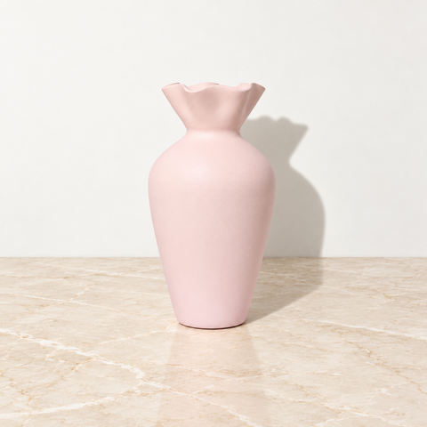Vase Fleur en céramique rose sur un plateau en marbre beige