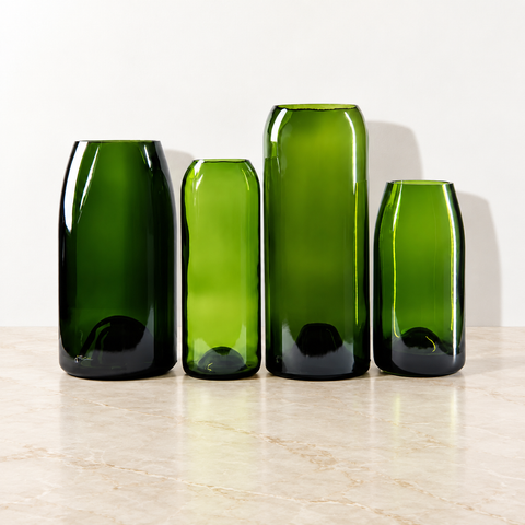 Vase Très Culotées en verre recyclé — Bouteille verte sur un plateau en marbre beige