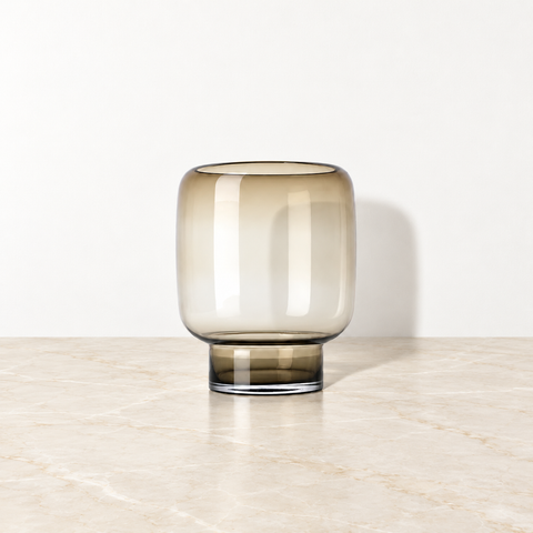 Vase Cube en verre fumé sur un plateau en marbre beige
