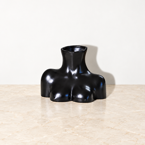 Vase Alexandra en céramique noire sur un plateau en marbre beige