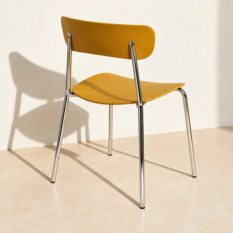 Chaise Doja ocre métal — vue trois quarts arriere