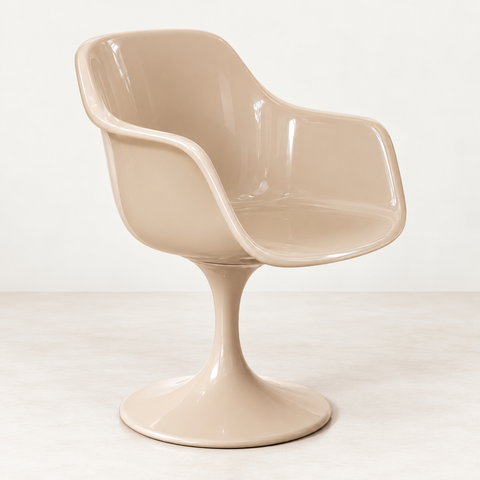Fauteuil Glam — vue de trois quarts sur fond blanc cassé