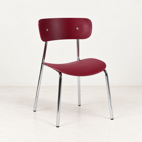 Chaise Doja — vue de trois quarts sur fond blanc cassé
