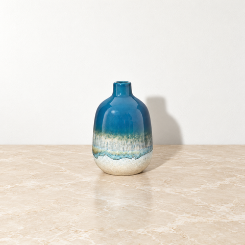 Vase Mojave en céramique bleue sur marbre beige