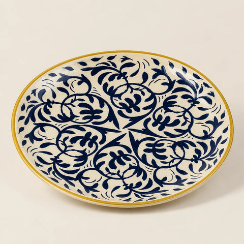 Assiette Héraclée grès bleu — vue légèrement inclinée