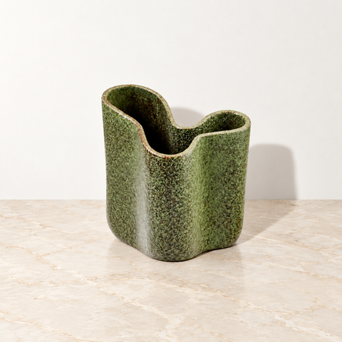 Vase Rikke en céramique vert forêt sur un plateau en marbre beige