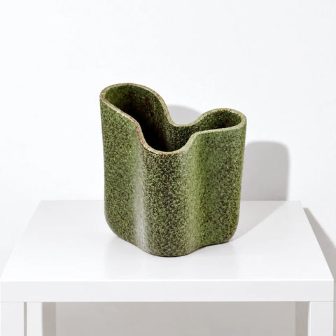 Vase céramique vert forêt — trois quarts