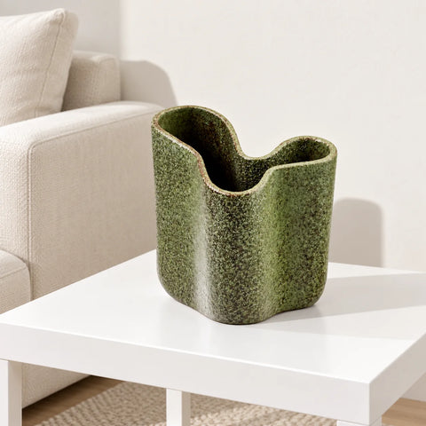 Vase céramique vert forêt — ambiance