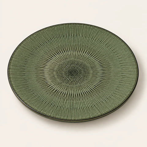 Assiette plate Hypnose kaki — vue légèrement inclinée
