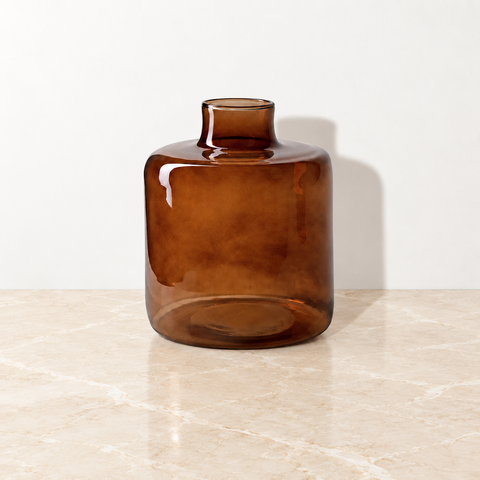 Vase Willow marron sur un plateau en marbre beige