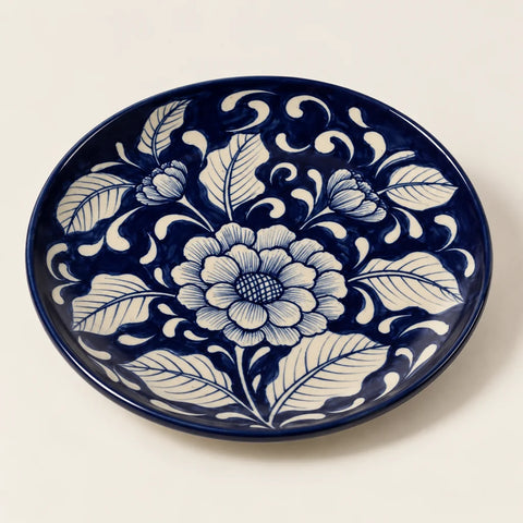 Assiette Gardenia fleur peinte — vue légèrement inclinée